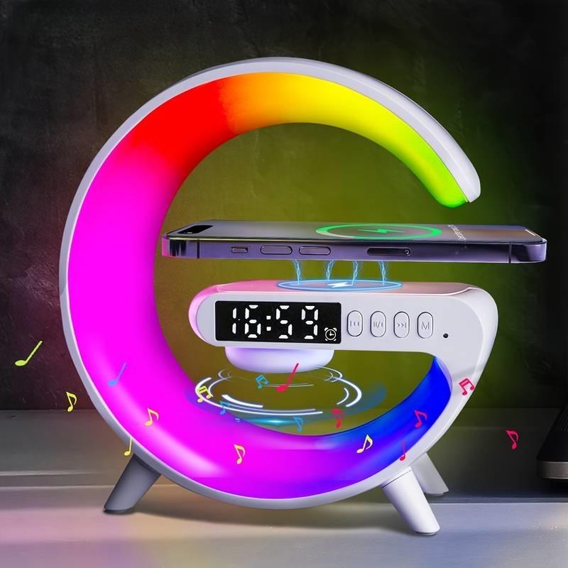La lámpara con altavoz y cargador Bell + Howell es un dispositivo multifuncional 4 en 1 que combina un altavoz Bluetooth, una lámpara LED RGB, un cargador inalámbrico de 5 W para teléfono y un reloj despertador en un diseño elegante y compacto.